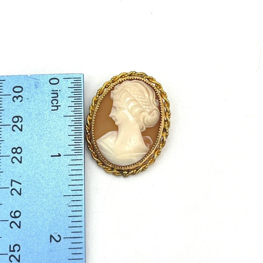 Vintage Shell Cameo Brooch Gold Tone Twisted‎ Rope Frame Hand Carved Profile Pin